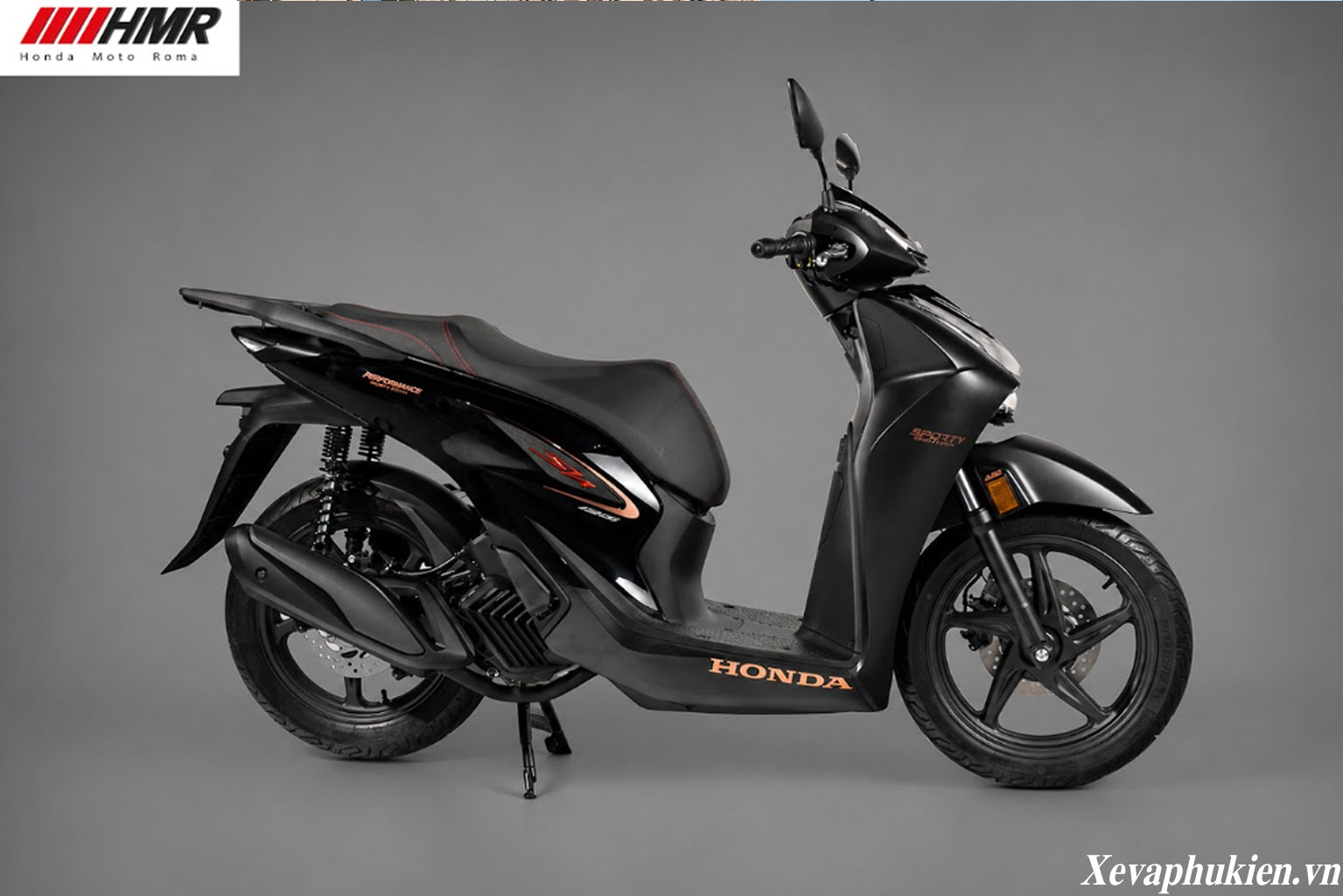 Sắc Đen nhám phối bóng đầy quyền lực, sự kết hợp tinh tế giữa nét thể thao mạnh mẽ và vẻ đẹp huyền bí, cuốn hút.