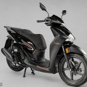 Sự hòa quyện táo bạo giữa chất sơn đen nhám (Matte Black) cơ bắp và các mảng đen bóng (Glossy Black) tương phản đầy cuốn hút.