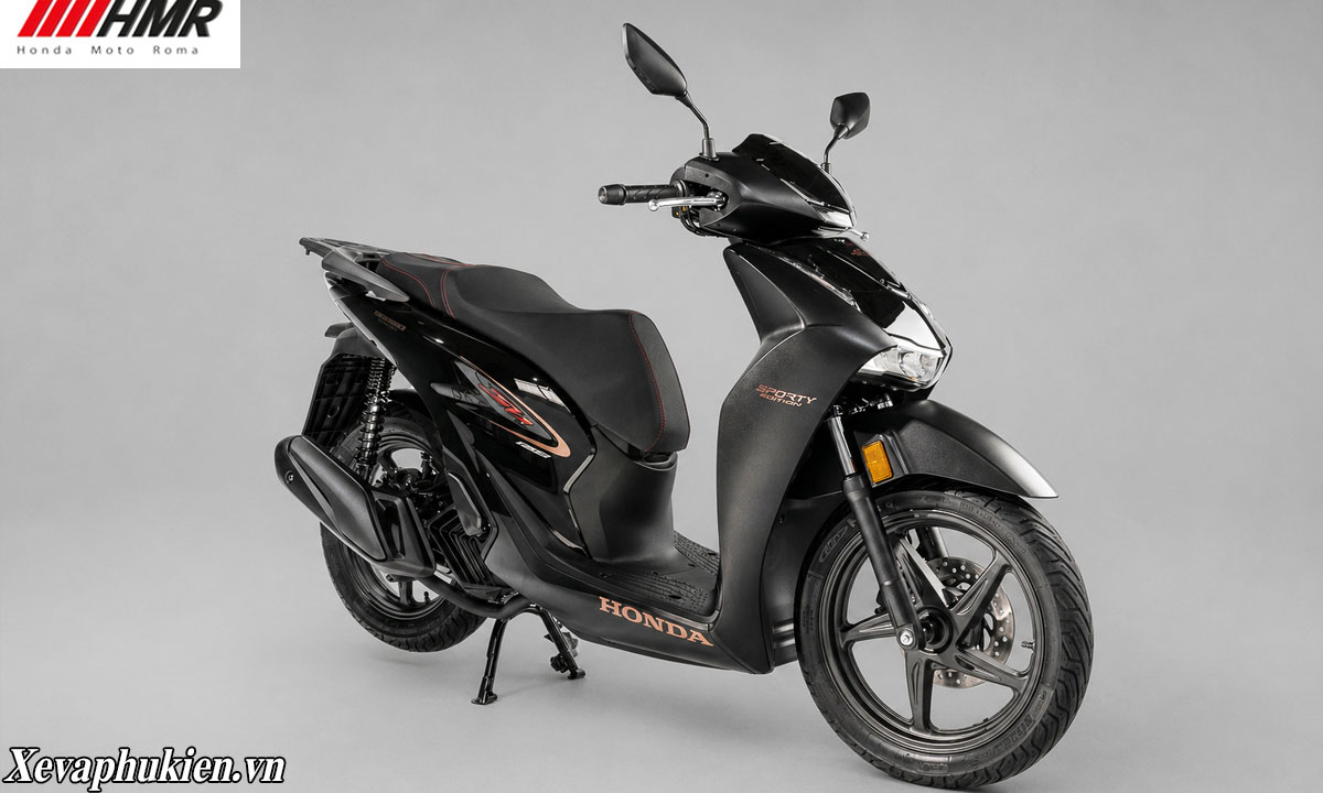 SH Ý 2026 150i Màu Đen Nhám Sporty Sự hòa quyện táo bạo giữa chất sơn đen nhám (Matte Black) cơ bắp và các mảng đen bóng (Glossy Black) tương phản đầy cuốn hút.