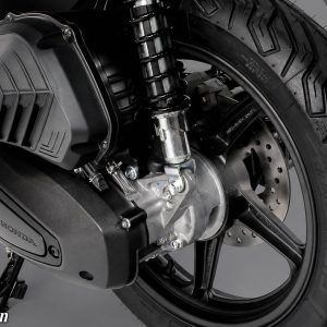 Xe sở hữu hệ thống giảm xóc cao cấp chuẩn châu Âu, triệt tiêu hoàn toàn độ rung chấn và mang lại sự êm ái tuyệt đối khi qua ổ gà.