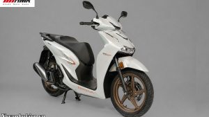 Sự tương phản tinh tế giữa thân xe trắng muốt và logo SH mạ Crom ba chiều dập nổi dứt khoát, tôn lên nét công tử lịch lãm.