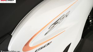 Ngôn ngữ thiết kế New Concept 2026 làm nổi bật trọn vẹn những đường gân dập nổi khí động học sắc sảo trên nền sơn trắng quý phái.