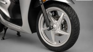 Hệ thống phanh đĩa đôi tích hợp công nghệ ABS 2 kênh tối tân, đảm bảo an toàn tuyệt đối cho chủ nhân trên mọi cung đường.