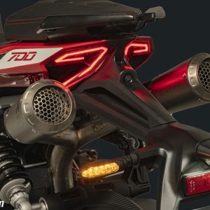 Âm thanh pô uy lực: Tiếng nổ gầm rú, đanh thép của khối động cơ 700cc phân khối lớn.