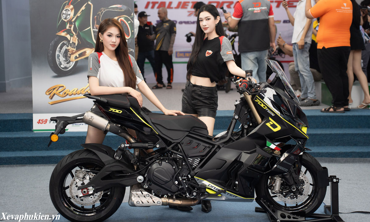Sở hữu một chiếc xe ga 700cc giới hạn như thế này không chỉ là thỏa mãn đam mê tốc độ, mà còn là một khoản đầu tư sưu tầm vô giá, khẳng định vị thế độc tôn của chủ nhân mỗi khi xuất hiện.