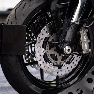 Heo phanh Brembo: Cụm phanh đĩa đôi hiệu năng cao, lực phanh chuẩn xác.