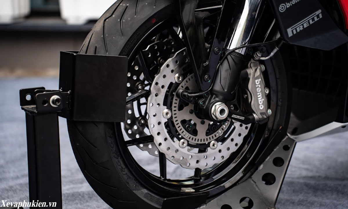 Các trang bị hiện đại trên Italjet Dragster 700 Twin Premium Edition