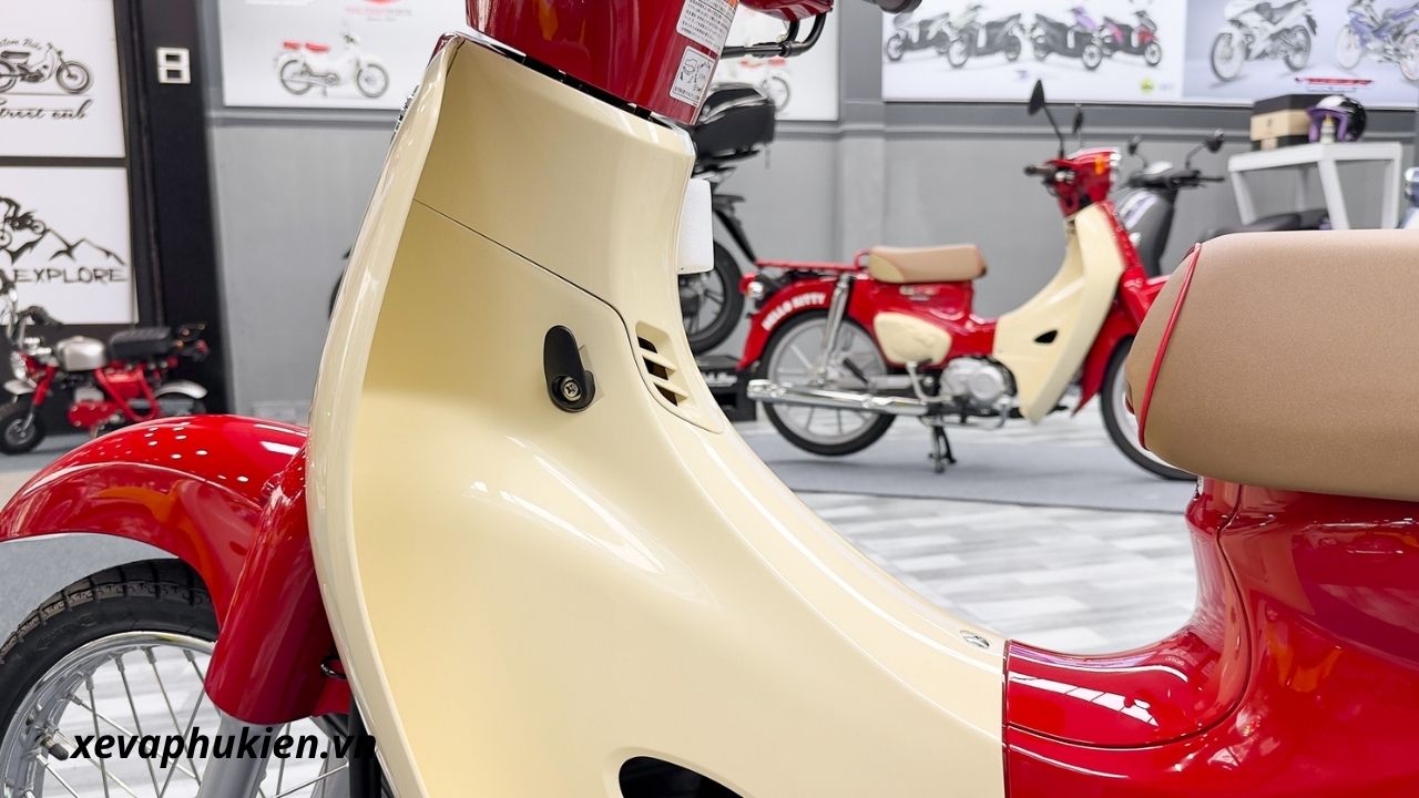 Honda Super Cub 50 Hello Kitty Nhật Bản